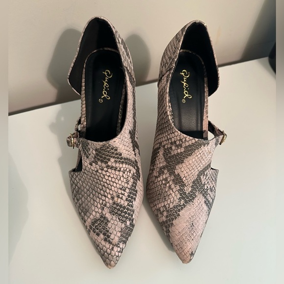Qupid Shoes - Qupid Black and Cream Heels with Sleek Design